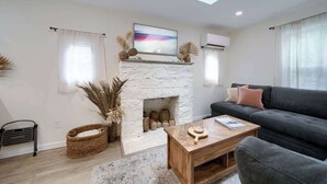 TV - Boho Bungalow, Quiet Relaxing Cottage by the River (Bird in Hand)