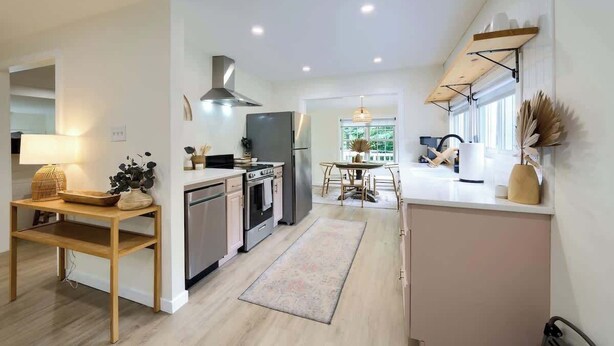 Fridge, microwave, oven, stovetop - Boho Bungalow, Quiet Relaxing Cottage by the River (Bird in Hand)