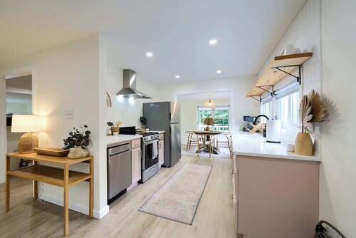 Boho Bungalow, Quiet Relaxing Cottage by the River