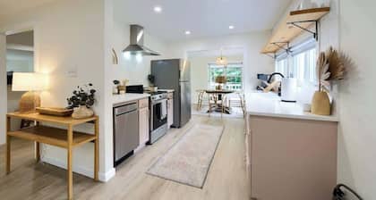 Boho Bungalow, Quiet Relaxing Cottage by the River