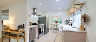 Boho Bungalow, Quiet Relaxing Cottage by the River