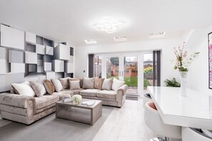 Smart TV - Close to MCR City Centre, Modern 4 Bedroom, 3.5 Bathroom Home, Free Parking (Greater Manchester)