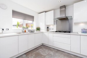 Fridge, microwave, oven, stovetop - Close to MCR City Centre, Modern 4 Bedroom, 3.5 Bathroom Home, Free Parking (Greater Manchester)