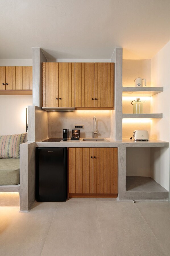 Frigobar, placa de cocina, cafetera expreso, cafetera/tetera