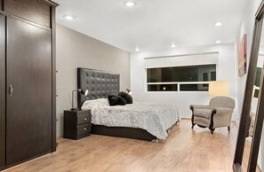 3 室のベッドルーム、セーフティボックス (室内)、デスク、アイロン / アイロン台