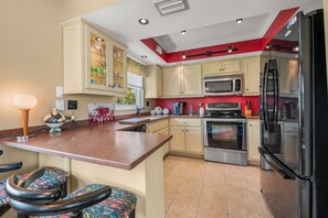 Een koelkast, een microgolfoven, een oven, een kookplaat