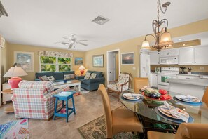 TV - Siesta Key Beach Duplex-Close to Sarasota Beach/Pet Friendly (Siesta Key)