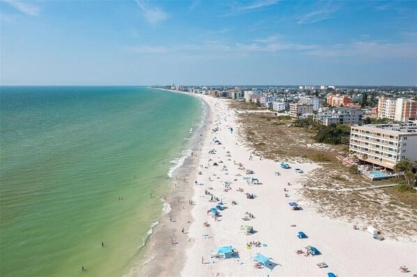 ビーチの近く、サンラウンジャー