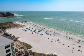 Beach nearby, sun-loungers - Beach house with atached apartment 30 Steps to Beach and 1 block to Johns Pass (Madeira Beach)