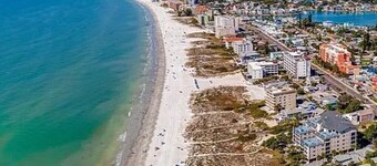 Beach house with atached apartment 30 Steps to Beach and 1 block to Johns Pass