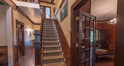 Convenient and Historic Farmhouse with modern amenities, sleeps 17