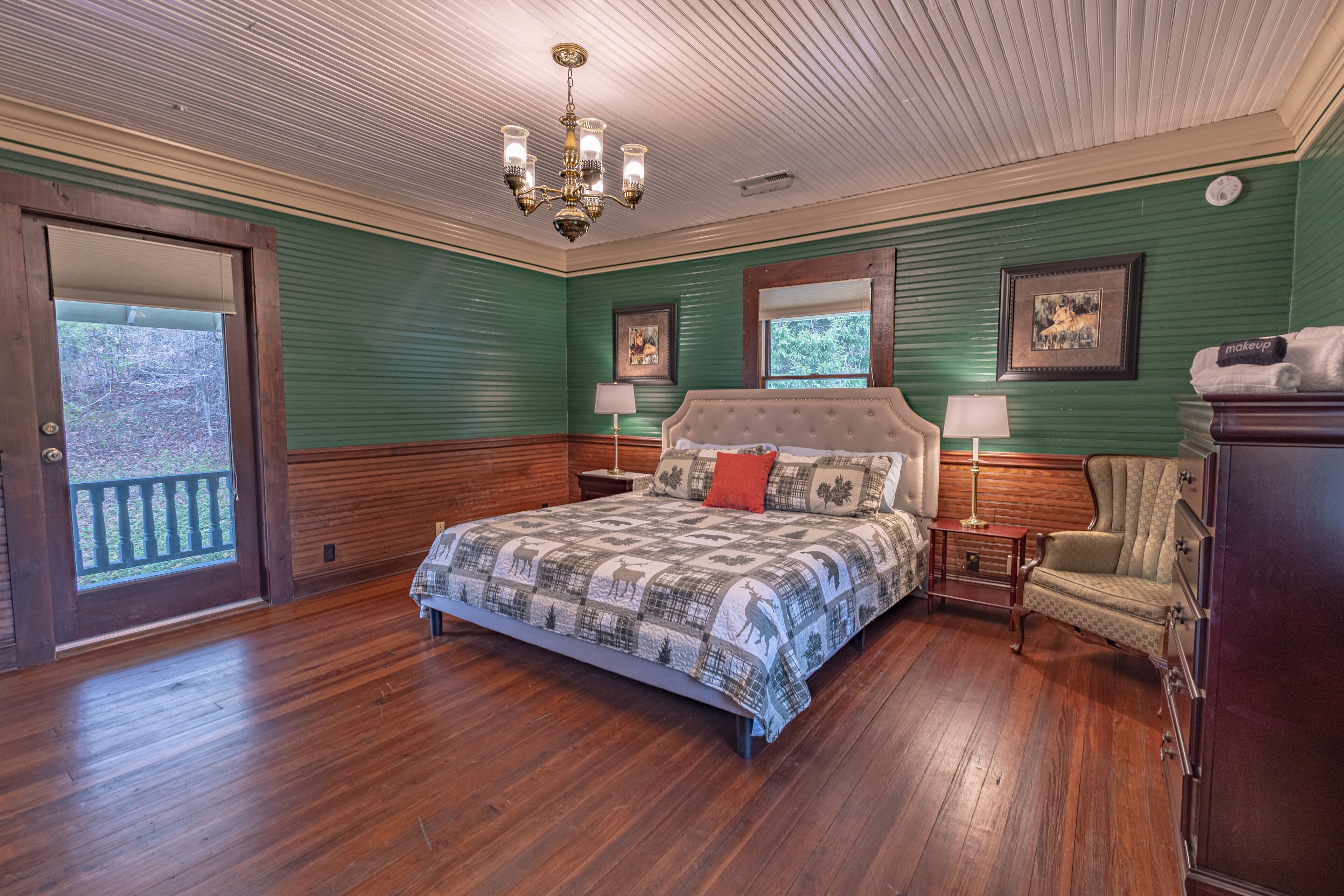 7 bedrooms, WiFi, bed sheets