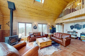 TV, fireplace, books - Secluded home on 5 acres with great mountain views, decks, wood stove & W/D (Florissant)