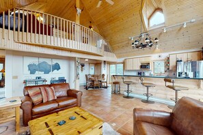 TV, fireplace, books - Secluded home on 5 acres with great mountain views, decks, wood stove & W/D (Florissant)