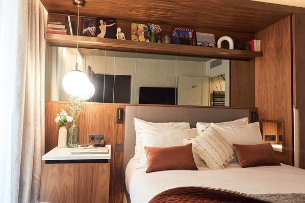 Room - Card Hotel (Paris)