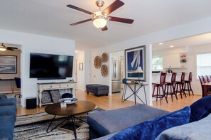 Smart TV, lettore DVD, tavolo da ping pong, studio