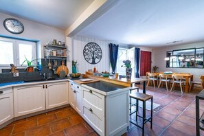 Réfrigérateur, four, lave-vaisselle, cafetière/bouilloire