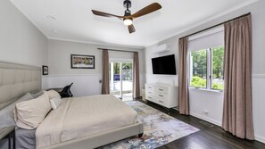5 bedrooms, iron/ironing board, travel cot, WiFi - Beautiful Wainscott Home, Open Layout, Private Pool, Natural Light (Wainscott)