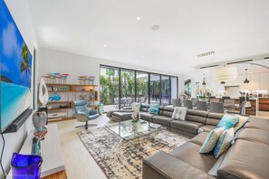 TV connectée, chaßne hi-fi, espaces bureaux