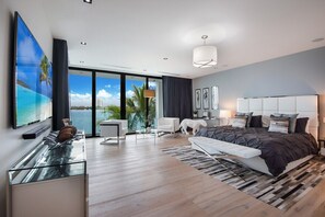 5 habitaciones, caja de seguridad en la habitación y escritorio