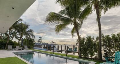 Luxury Bayfront Villa with Heated Pool & Hot tub