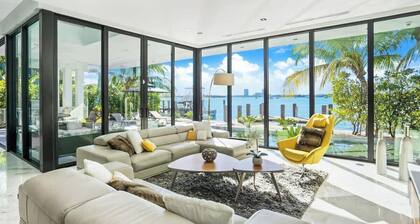Luxury Bayfront Villa with Heated Pool & Hot tub