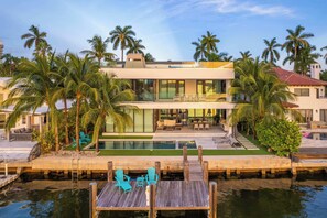 Exterior - Luxury Bayfront Villa with Heated Pool & Hot tub (North Bay Village)