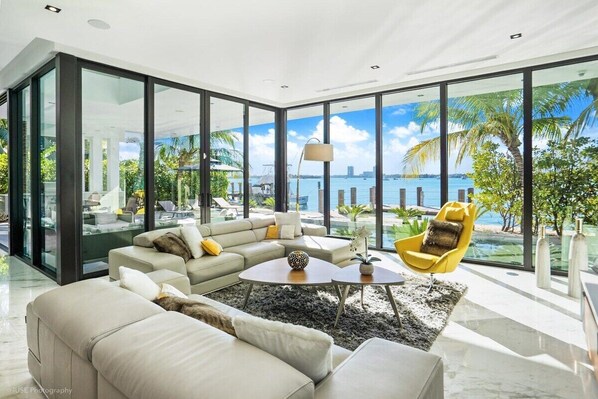 Smart TV, stereo, offices