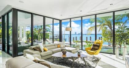 Luxury Bayfront Villa with Heated Pool & Hot tub