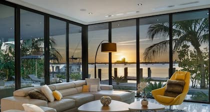 Luxury Bayfront Villa with Heated Pool & Hot tub