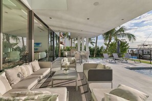Outdoor dining - Luxury Bayfront Villa with Heated Pool & Hot tub (North Bay Village)