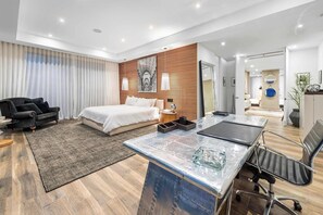 5 chambres, bureau, fer et planche à repasser, lit de bébé portatif