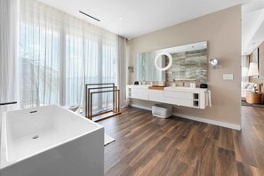 Baignoire, séchoir à cheveux, serviettes fournies, shampooing