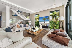 Smart-TV, Bücher, Stereoanlage, Arbeitsbereiche