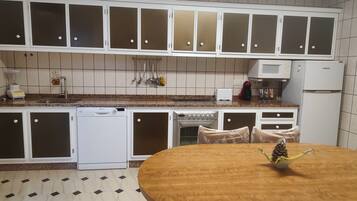 Een koelkast, een microgolfoven, een oven, een kookplaat