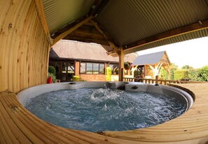 Outdoor spa tub - Silverstar Barn (Itchington Southam)