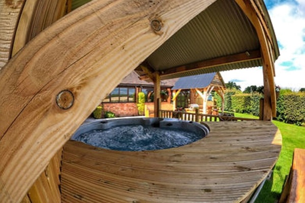 Outdoor spa tub