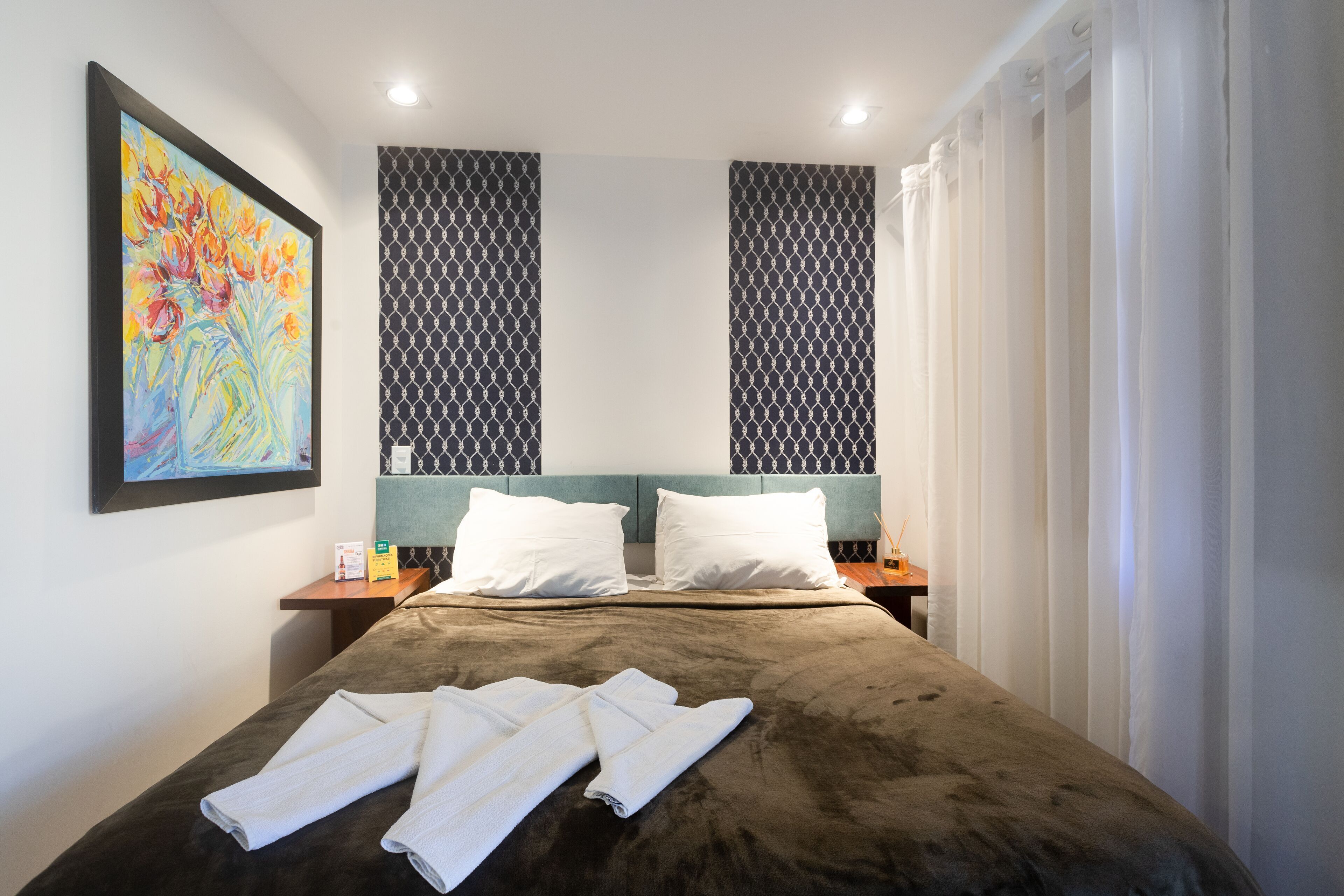 Cofres nos quartos, Wi-Fi de cortesia, roupa de cama