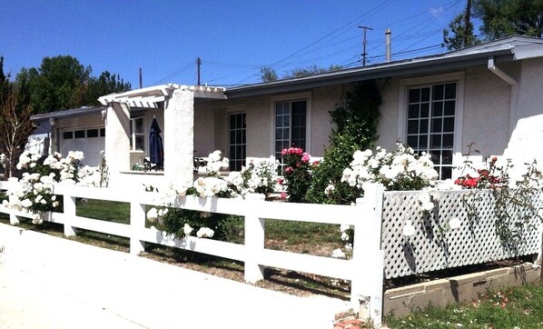 Property grounds - Welcome to "Ranch Haus" In the heart of Thousand Oaks (Thousand Oaks)