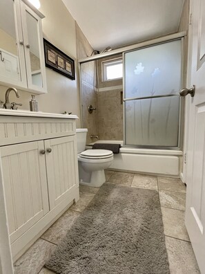 Shower, hair dryer, towels, soap - Welcome to "Ranch Haus" In the heart of Thousand Oaks (Thousand Oaks)