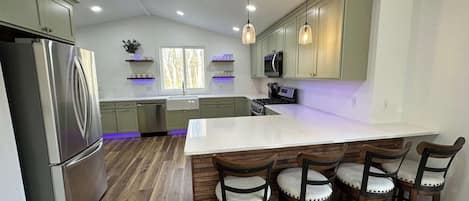 Refrigerador, microondas, horno y parrilla de estufa