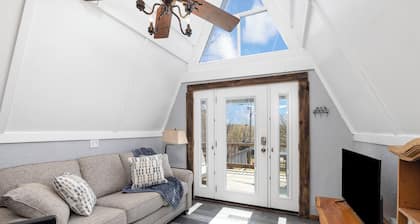 Little Aframe w/Exclusive Fire pit, Pet Friendly, Dogwood Canyon-15 min