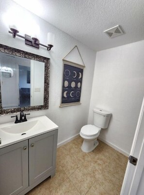 Een douche, een haardroger, handdoeken, zeep