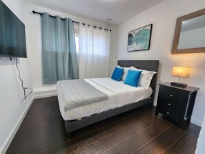 3 slaapkamers, een strijkplank/strijkijzer, reisbedje, gratis wifi