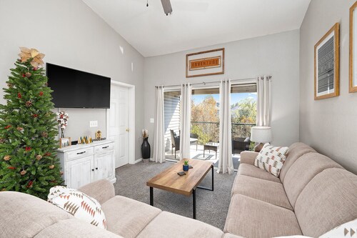 Pool ~ Golf ~ Great Location ~ Near the Landing ~ Cozy Stay ~ View