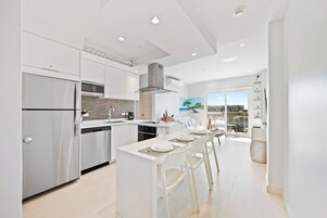 Aracari 16 | Private kitchen | Full-size fridge, microwave, oven, stovetop