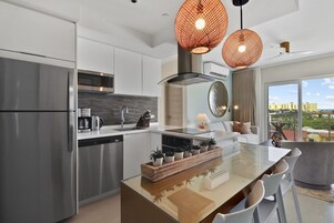 Aracari 27 | Private kitchen | Full-size fridge, microwave, oven, stovetop