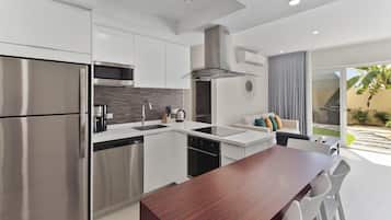 Aracari 6 | Private kitchen | Full-size fridge, microwave, oven, stovetop