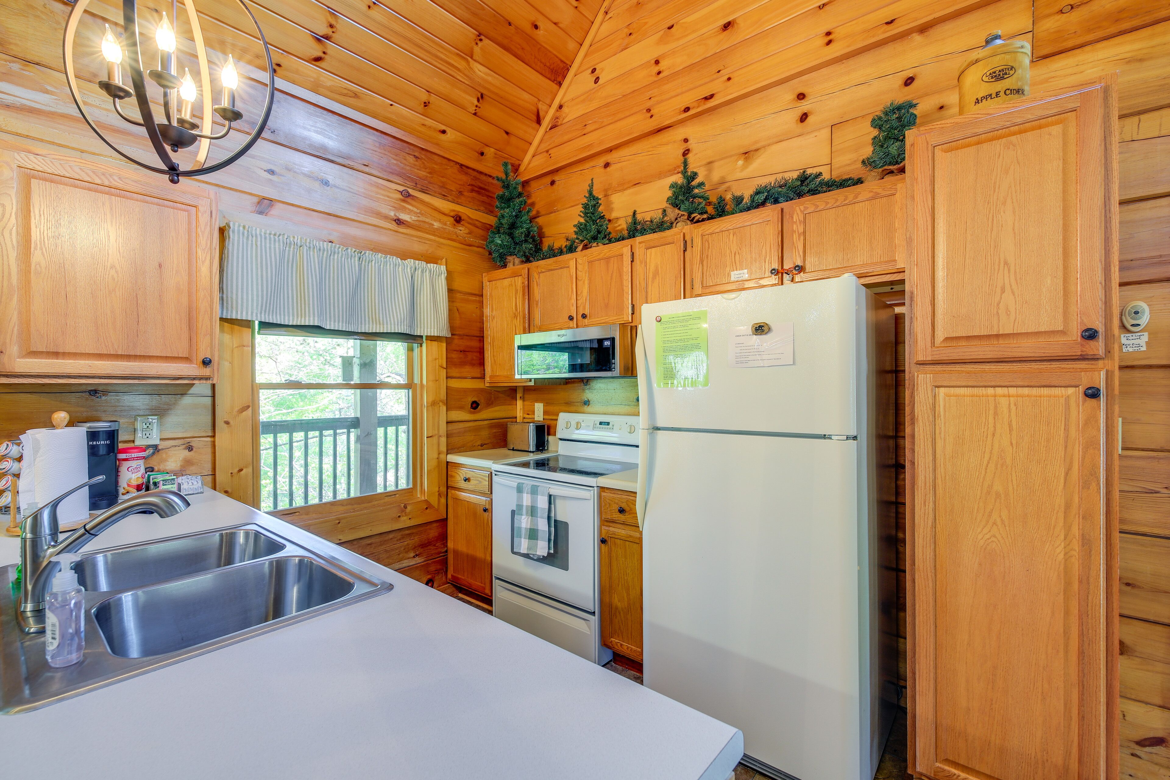 Sevierville Cabin w/ Hot Tub: Near Pigeon Forge!