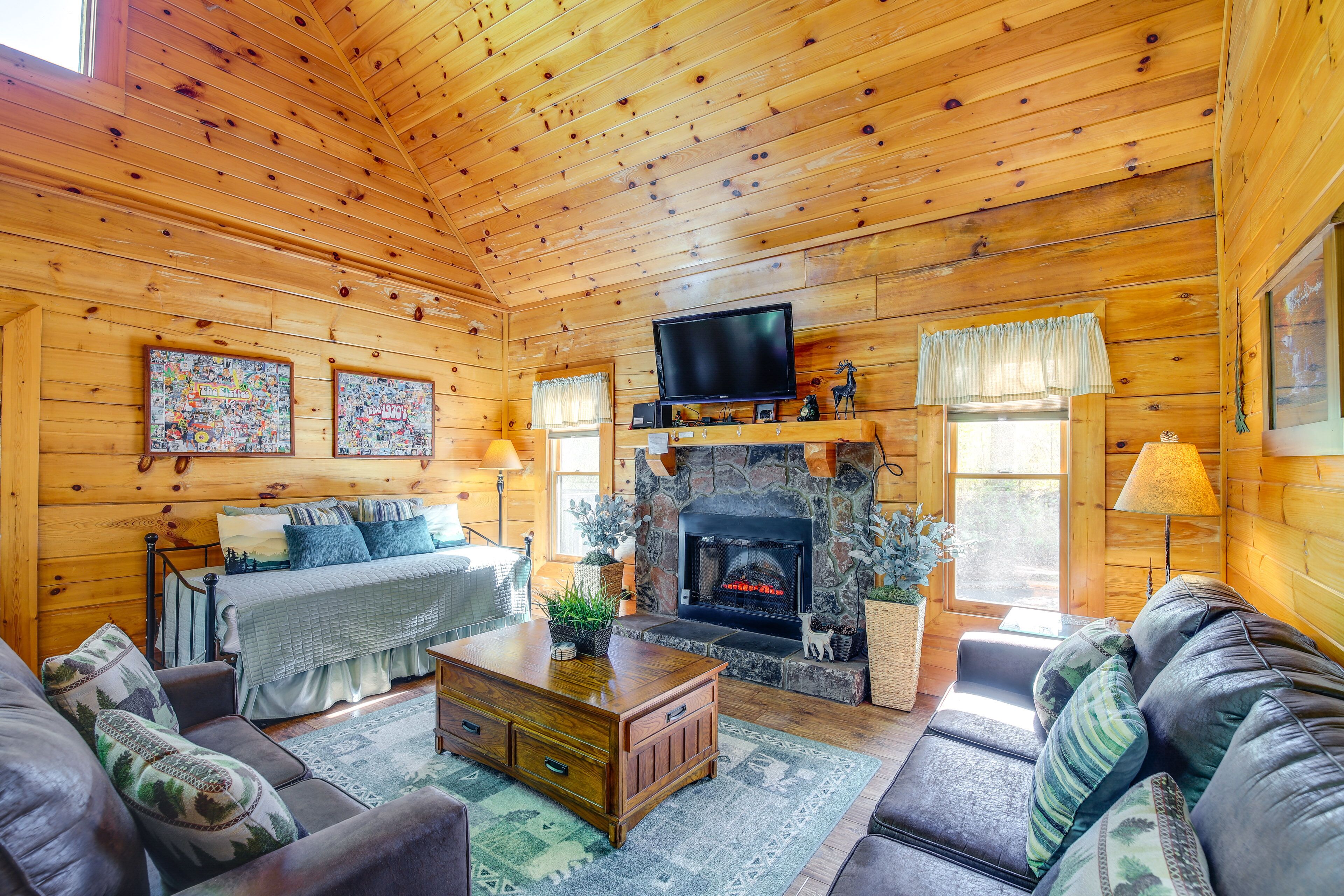 Sevierville Cabin w/ Hot Tub: Near Pigeon Forge!